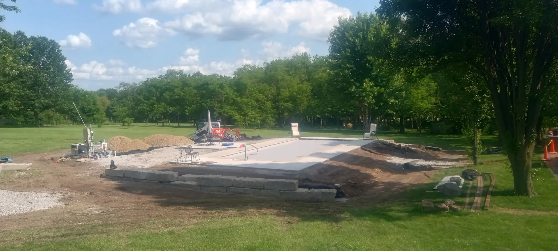 Retaining wall field construction at base